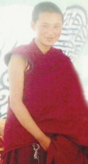 阿壩縣不到3天前才發生女尼自焚事件，一名來自瑪梅覺姆寺（Mamae Nunnery，音譯）的女尼，名叫丹增曲忠（Tenzin Choedron，音譯）、或曲增（Choezin，音譯），年僅18歲的她於11日自焚，最後死於送醫途中。圖片來源：翻攝自自由西藏組織   
