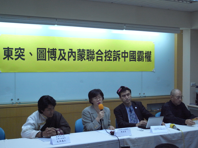 總統馬英九日前拋出兩岸簽署和平協議的議題，台灣圖博之友會25日上午召開記者會指出，和中國簽署和平協議根本是「引狼入室」。圖片:楊宗興/攝   