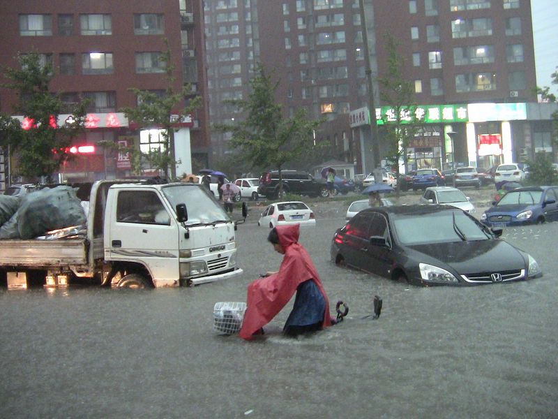 北京昨(21)日遭遇61年最大暴雨，市區多數淹水，不僅嚴重阻礙交通，至少造成至少10人遇難，6人受傷。圖片來源：達志影像/美聯社。   