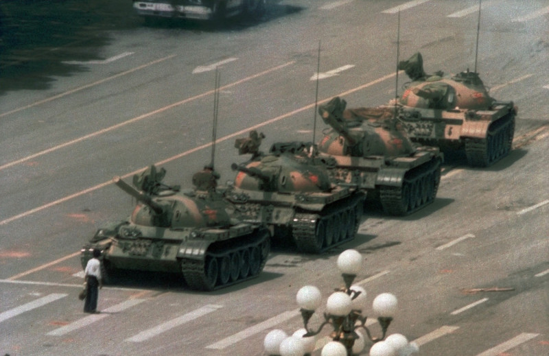 六四事件時，站在坦克車前面隻身阻擋車隊前進的坦克人。圖片來源：達志影像/美聯社資料照片   