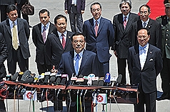 中國國務院副總理李克強（前中）16日抵達香港後表示，此行帶來了北京支持香港發展的措施。圖片來源：港府提供   