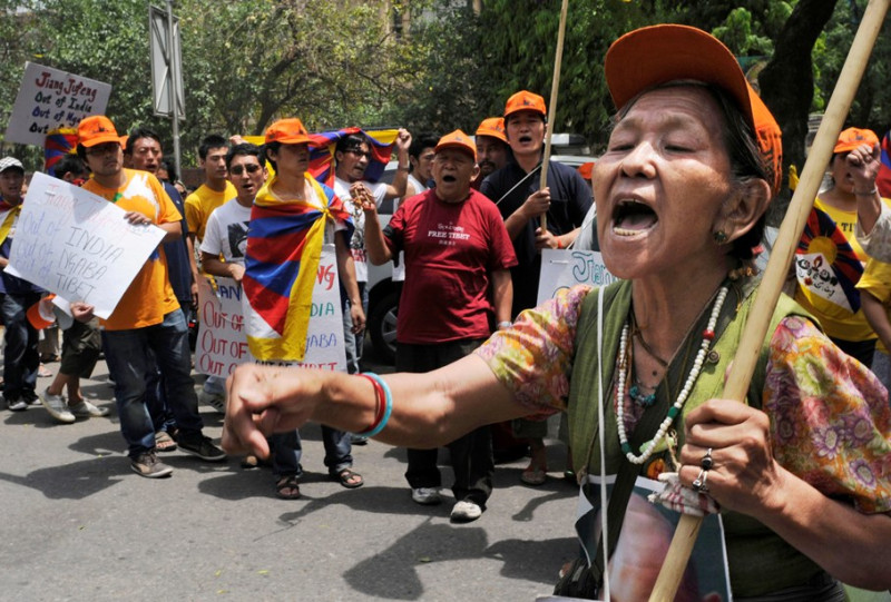 藏人在印度遊行示威，要求中國解除封鎖四川阿壩州格爾登寺。圖片：達志影像/美聯社   