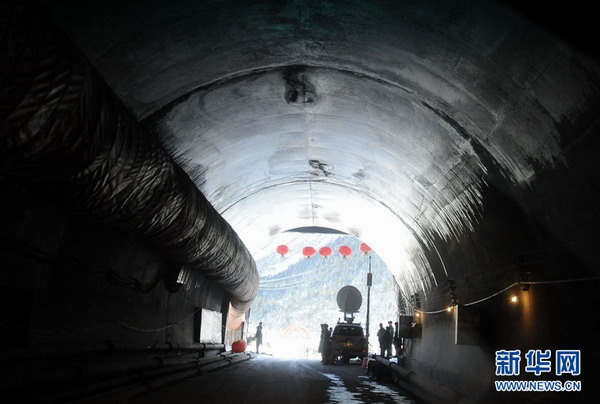中國最後一條通縣公路－墨脫公路的嘎隆拉隧道今天貫通，象徵這條被稱為「天下第一難」的公路可望擺脫最大的工程瓶頸，墨脫縣民也即將擺脫與世隔絕的狀態。圖片來源：翻攝自新華網   