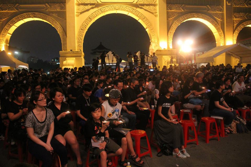 自由廣場今（4）晚的六四25週年紀念晚會上，上千民眾身穿黑衣、手拿蠟燭，悼念六四。圖2之1：林雨佑/攝   