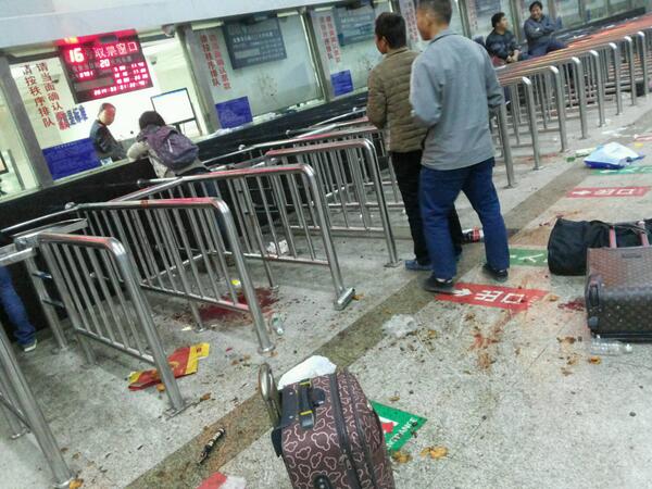 昆明火車站在上週六晚間9時左右，發生10餘名持刀者砍殺無辜群眾事件，造成至少33死，130餘人受傷。圖：翻攝網路   