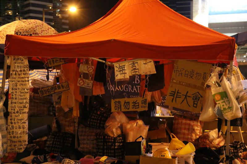 香港佔中民眾幾乎都強調他們是自發前來參加，金鐘干諾道上海富中心前的物資站上就寫著「市民物資 非大會」。圖：林雨佑/攝   