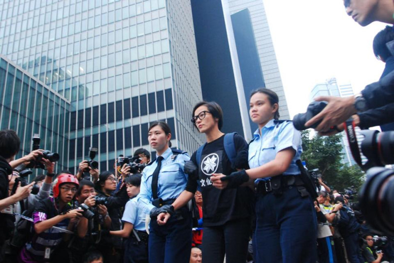 港警針對佔中進行最後清場，下午5時許，藝人何韻詩遭逮捕，她臨走時能帶領民眾大喊：「我要真普選！」。圖3之1：翻攝自香港獨立媒體網臉書   