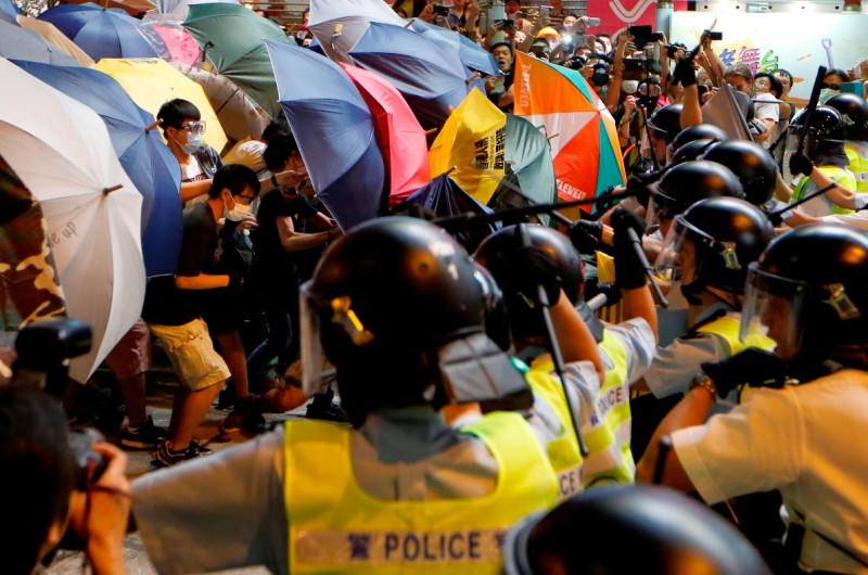 香港占中事件民眾越聚越多，曾爆發多起警民衝突。圖片來源：達志影像/美聯社資料照片   