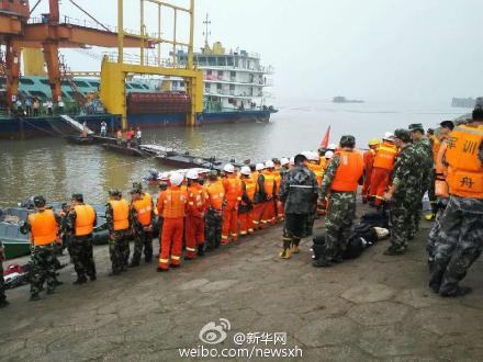 中國「東方之星」船難，相關單位派遣救難人員持續搜救。圖：翻攝自新華網微博   