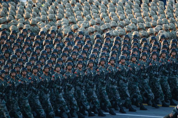 中國訂於9月3日上午10時，在北京天安門廣場舉行規模盛大的閱兵儀式，各隊伍進行彩排都不敢馬虎。圖：翻攝中新網   