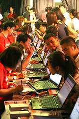 蘋果iPhone 4手機17日零時在台灣開賣，民眾排隊向電信公司服務人員登記資料，準備將新手機帶回家。圖片來源：中央社   