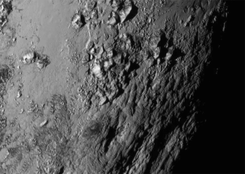 新視野號的近距離照片能夠看見冥王星地表上的冰封山脈。圖：翻攝自NASA官網   