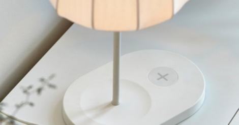 瑞典傢俱業者IKEA發表一系列具備可供行動裝置無線充電功能的傢俱。圖為無線充電檯燈。圖：翻攝網路   