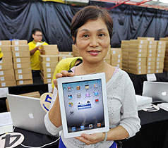蘋果平板電腦iPad2於27日正式在台開賣，大批民眾在台北1家3C賣場外排隊等候購買。圖片來源：中央社   
