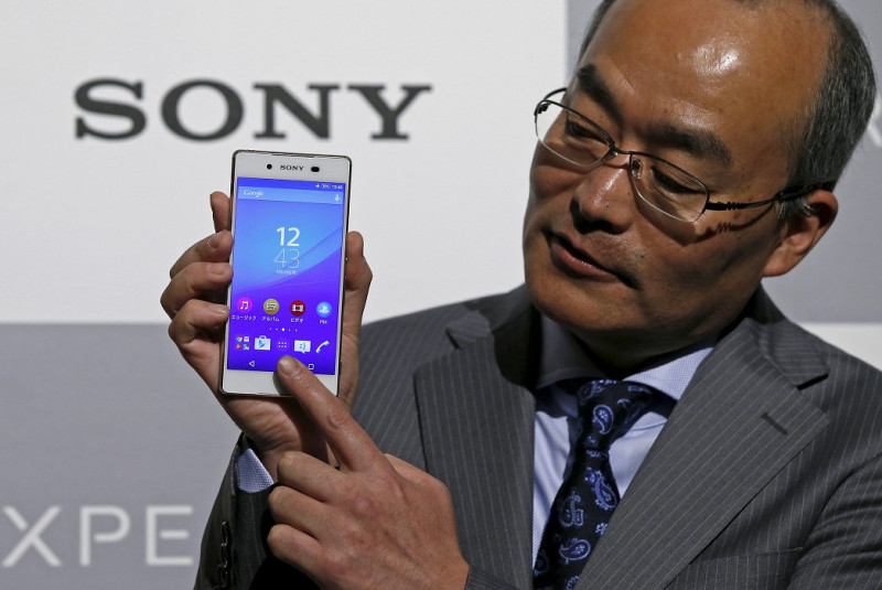 Sony手機部門執行長十時裕樹展示最新旗艦機Xperia z4。圖片來源：達志影像/路透社   
