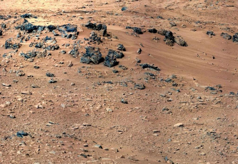 火星探測車「好奇號(Curiosity)」將在火星上的蓋爾撞擊坑(Gale Crater)內進行鏟土、清理，並將採集沙坑內部地質樣本以做分析。圖片來源：達志影像/美聯社   