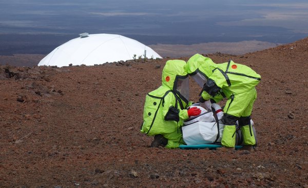 克里斯蒂亞娜‧海尼克（Christiane Heinicke）等6名研究員在夏威夷進行火星模擬研究。圖：翻攝Twitter   