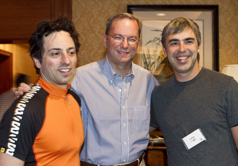 網路巨頭Google宣佈將更換CEO，由公司創始人之一裴基（圖右）接替現任的艾瑞克.施密特（中），圖左為謝爾蓋布林，3人是Google公司的鐵三角。資料照片：達志影像/美聯社。   