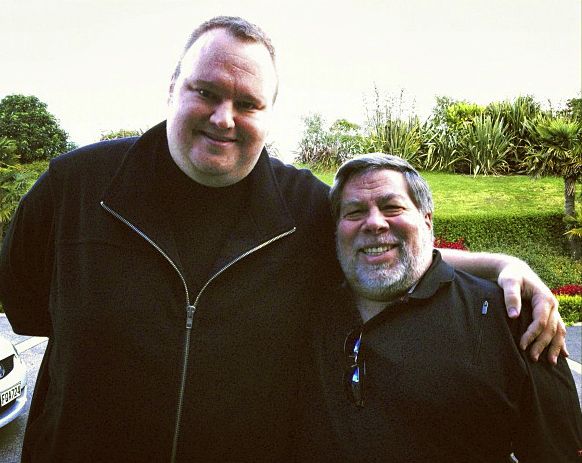 分享網站Megaupload創辦人Kim Dotcom(左)與蘋果創辦人Steve Wozniak在紐西蘭奧克蘭受訪後進行合影。Wozniak說，美國對Dotcom的盜版指控相當虛偽，且對網路革新造成威脅。圖片來源：達志影像/美聯社。   