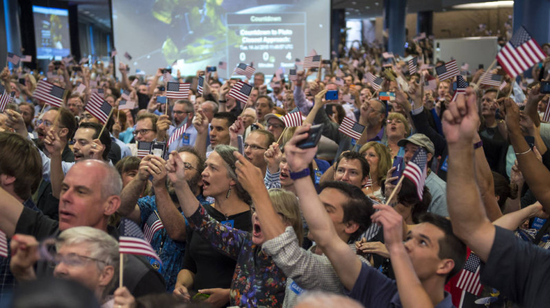 NASA「新視野號」成功飛越冥王星，NASA人員開心慶祝。圖：翻攝自NASA官網   