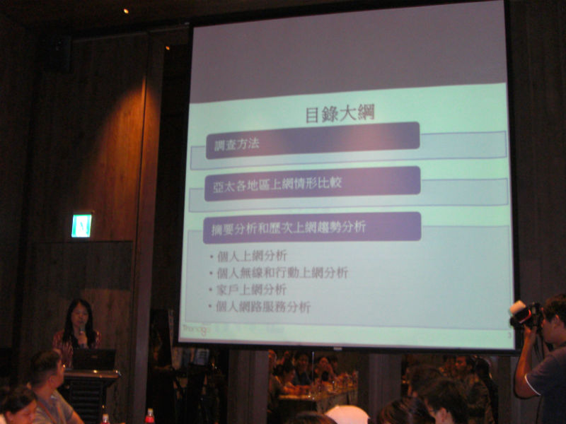 財團法人台灣網路資訊中心今(9)日指出，今年的上網人口中，超過4成4的民眾皆以手機、平板電腦等行動設備為主要連網方式。圖片：翁嫆琄/攝。   