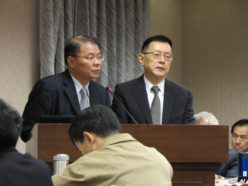 刑事警察局長胡木源(左)今(3)日在立法院接受質詢時，以人格保證絕對沒有用LINE進行政治情蒐。圖：邱珮文/攝   