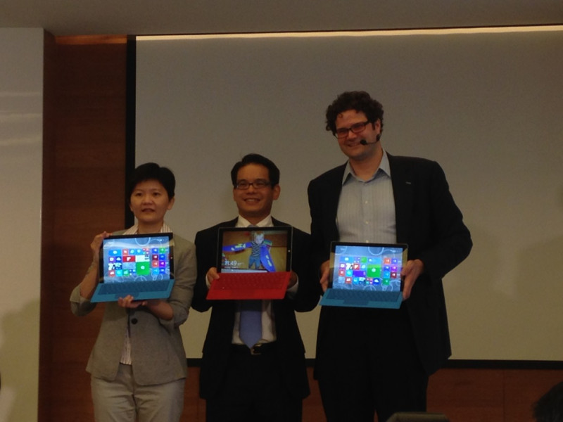 台灣微軟(Microsoft)今(6)日上午召開記者會，並發表上個月在美國最新推出的筆記型電腦「Surface Pro 3」，微軟強調Surface Pro 3除了擁有筆電的效能外，也兼具了平板裝置的外型。 圖：劉奕霆/攝   