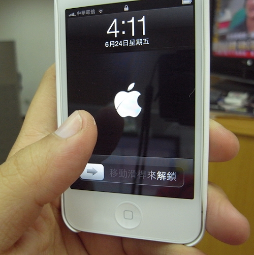 美國專利商標局21日批准了蘋果（Apple）申請超過3年的「多點觸控屏幕」(Multi-touch)技術專利，將導致台灣HTC、韓國三星等智慧型手機製造商陷入侵權訴訟的危機中。圖片：楊宗興/攝   