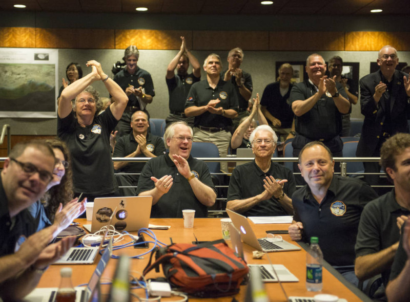 NASA「新視野號」成功飛越冥王星，令任務團隊振奮。圖：翻攝自NASA官網   