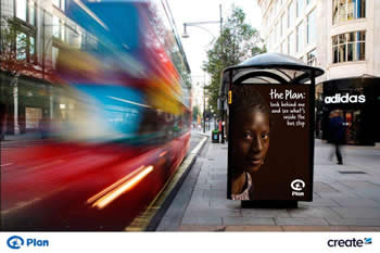 英國倫敦牛津街頭的智慧型廣告看板，向婦女和女孩顯示廣告內容。(圖片來源:Plan UK網站。)   