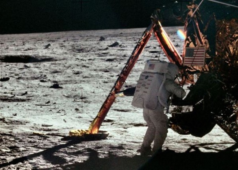 自美國阿波羅計畫1969年7月20日首次登陸月球，科學家一直不放棄移居月球。圖為太空人進行勘察工程過程。圖：翻攝NASA flicker   