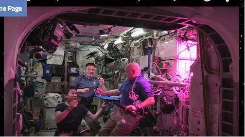 太空人興奮地品嘗在太空中種植出的新鮮萵苣。翻攝NASA官網   