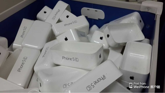 日前中國論壇流出一張照片，相片中的塑料包裝上頭寫著「iPhone 5C」，疑似廉價版iPhone正式命名。圖片來源：翻攝自Appleinsider網站   