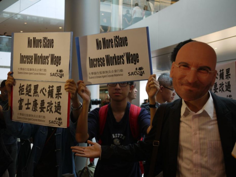 蘋果公司（Apple）首家香港門市24日開張，勞工組織「大學師生監察無良企業行動」(SACOM)前往抗議，該公司對於一連串的勞權事件都無回應。圖片來源：SACOM提供   