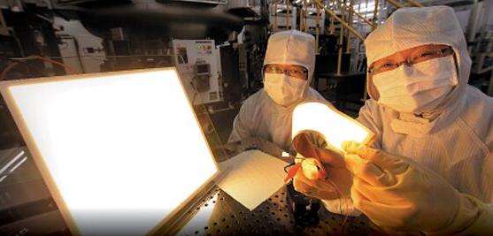 LG化學研發超薄型OLED照明，大力彎曲也不影響光線。圖：翻攝朝鮮日報網   