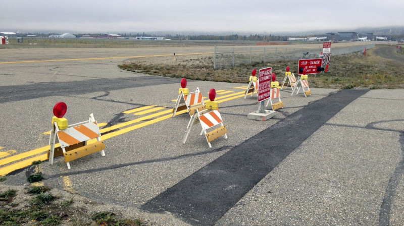 阿拉斯加費爾班克斯國際機場已經把受到影響的滑行道最後一段，用路障封閉。圖2之2：達志影像/美聯社   