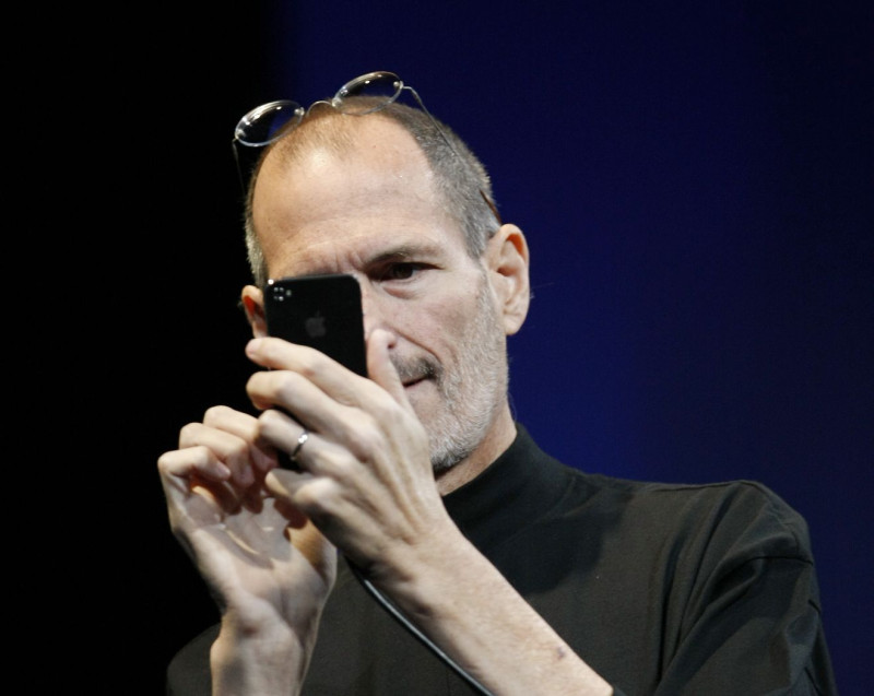 蘋果公司（Apple Inc.）首席執行長賈伯斯（Steve Jobs）告病假，引發蘋果股價下跌，蘋果隨即公布去年聖誕季利潤成長78%，以亮麗業績企圖挽回市場信心。圖為賈伯斯在iPhone4上市的記者會中，當場秀出新手機。資料照片：達志影像/美聯社。   