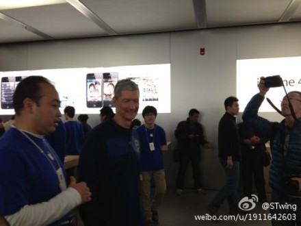 蘋果CEO庫克昨日在北京現身。庫克首次以首席執行長的身份前往中國訪問，引發外界對此行的目的的猜測。圖片來源：翻攝自微博STwing網友圖片。   
