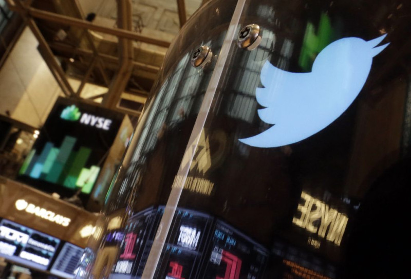 推特(Twitter)選擇在紐約證交所上市，紐交所以最高禮遇歡迎，在紐交所大樓及門口的地鐵站上都是Twitter的標誌。圖片來源：達志影像/美聯社資料照片。   