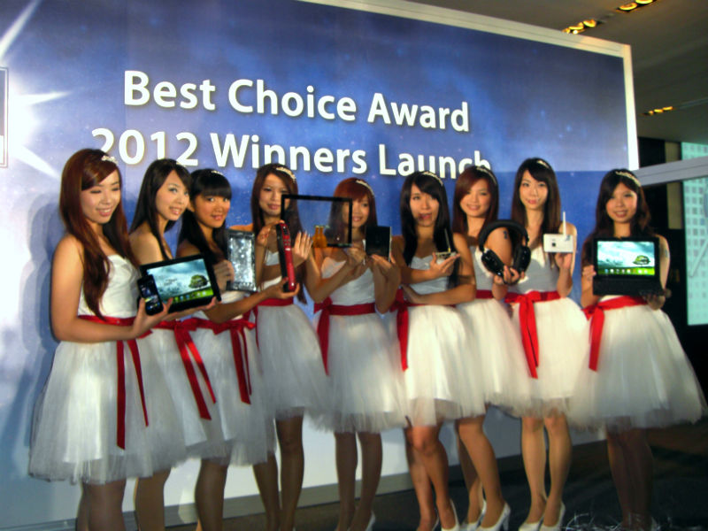 台北國際電腦展的BC Award今天公布37件獲獎的產品，其中華碩今年仍是大贏家，獲得了6項大獎。圖為展示7件獲得最佳產品金獎的產品。圖片：翁嫆琄/攝。   