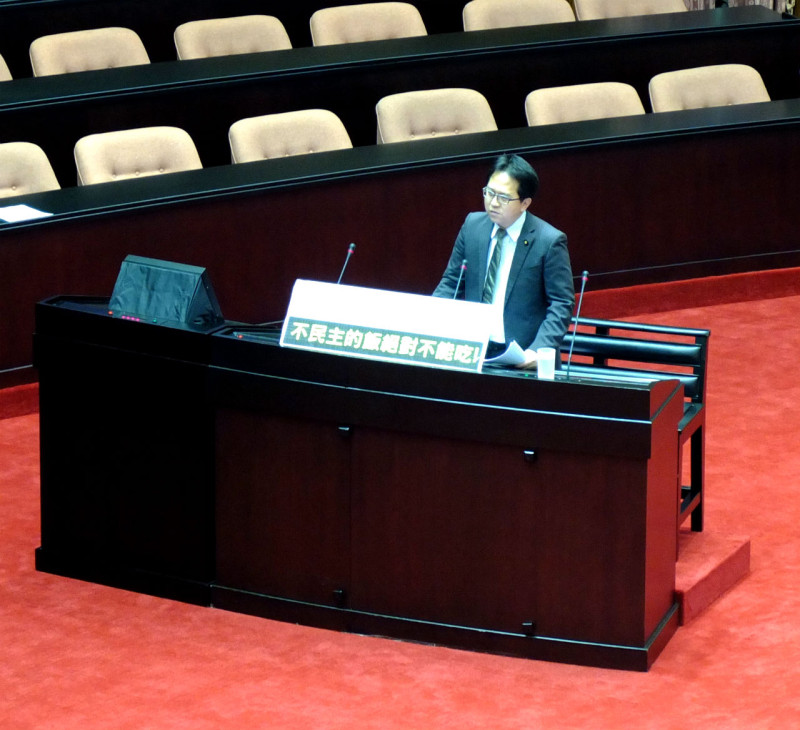 民進黨立委邱志偉今(9)日批評鴻海董事長郭台銘欲以經濟力量逼政府就範，是財閥治國的想法，非常不妥。圖：翁嫆琄/攝。   