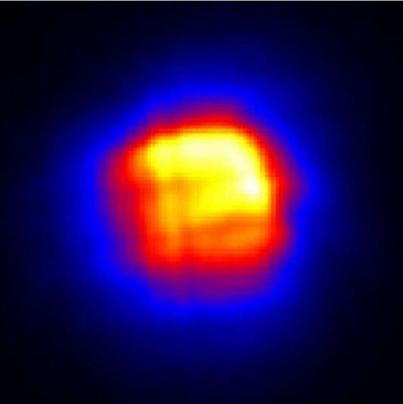 日本X射線天文衛星「朱雀」觀察到的「克卜勒超新星」(SN1604)爆炸殘骸的X射線圖，從圖中顏色的差異可以看出明亮度的強弱。克卜勒超新星是銀河系內最後一顆被觀測到的超新星，距地球僅約13,000光年。圖片來源：宮崎大學森浩二(MORI, Koji)副教授提供。   