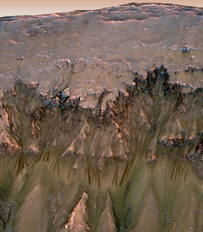 美國太空總署（NASA）當地時間4日表示，火星勘測軌道飛行器發回的觀測照片中，顯示出火星的一些山坡上聚集著許多黑線條，這些痕跡在冬季消失，而在春天時又重現。代表在火星的溫暖月份裏，其表面局部地區可能存在水流活動過的痕跡。圖片來源：達志影像/路透社   
