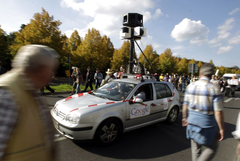 美國法院30日裁定，Google街景車在蒐集資料的過程中，不小心擷取到未加密的私人網路資料，外界可向Google提告。圖為街景車在德國拍攝取材。圖片來源：達志影像/路透社。   