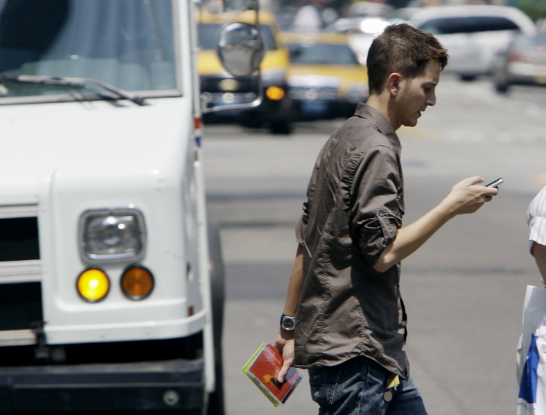 除了開車玩手機、平板電腦會被罰之外，美國紐澤西州Fort Lee市最近也通過行人走路打簡訊也將開罰的規定。當地警方表示，只要被抓到邊走邊發簡訊，就會被罰85元美元(約2500元台幣)。圖片來源：達志影像/美聯社。   