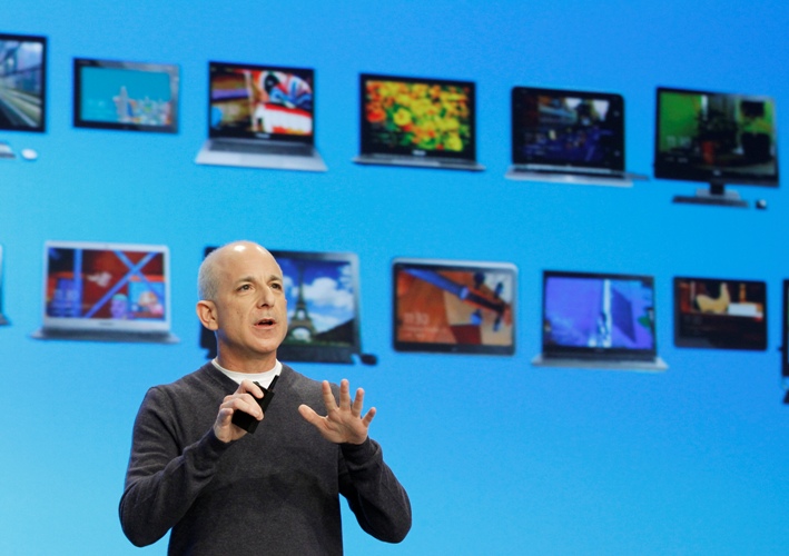 美國微軟公司（Microsoft）最近才推出最新作業系統Windows 8及首款平板電腦Surface，今(13)日卻驚傳微軟總裁席諾夫斯基離職。圖片來源：達志影像/路透社。   