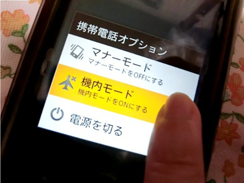 日本1日起智慧型手機或電子產品只要調成不會發出通信用電波的「飛航模式」便可以使用。圖片來源：翻攝自網路。   