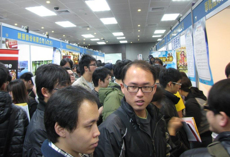 由1111人力銀行主辦、台北市電玩公會協辦的「2012年電玩業徵才博覽會」人潮也十分洶湧。圖片來源:1111人力銀行提供   