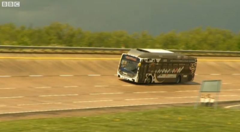 英國Reading Buses公司的獵犬巴士採用牛糞為動力，在試車場飆速。圖：翻攝BBC   