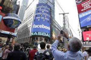 社群網站臉書掛牌，那斯達克貼出海報恭喜；但交易首日微漲0.6%，沒有慶祝行情。圖片來源：達志影像/美聯社 。   